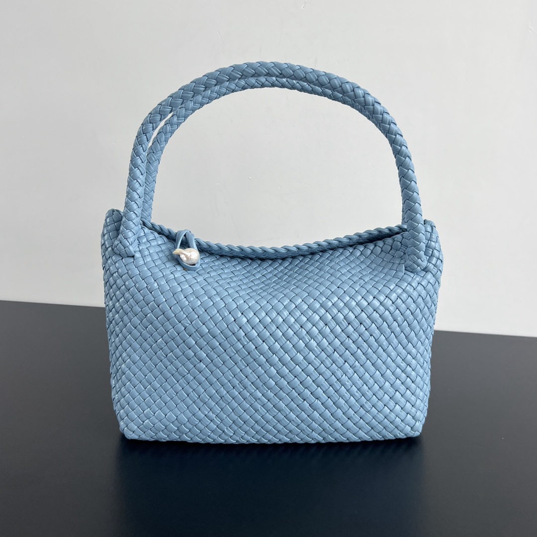 Bottega Veneta Tosca: We offer FREE SHIPPING for both domestic and international clients who bid over $500. The Bottega Veneta 2023 Winter Collection's Tosca handbag embodies the pinnacle of craftsmanship. The metal gold b