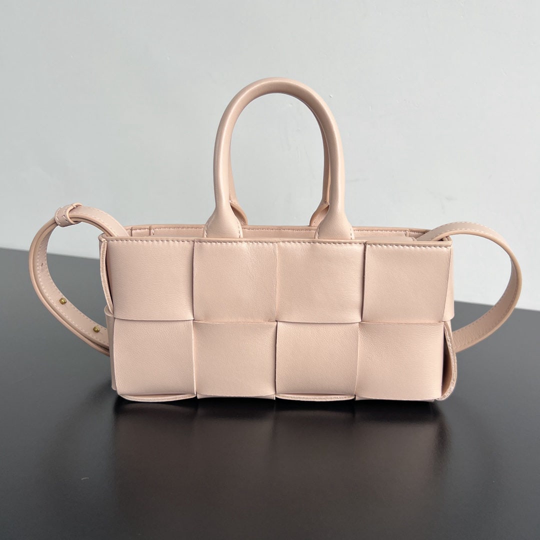 Bottega Veneta: We offer FREE SHIPPING for both domestic and international clients who bid over $500. The Bottega Veneta 24 Mini East-West Arco tote bag is a popular mini horizontal design. The new version features a