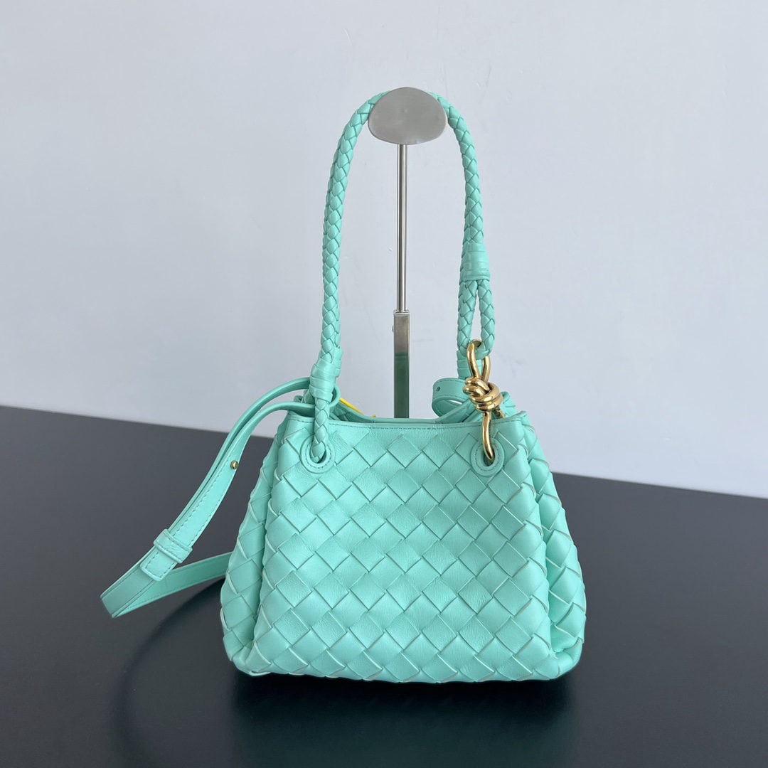 Bottega Veneta: We offer FREE SHIPPING for both domestic and international clients who bid over $500. The Bottega Veneta intrecciato woven leather shoulder bag features a detachable shoulder strap and a mini pouch in