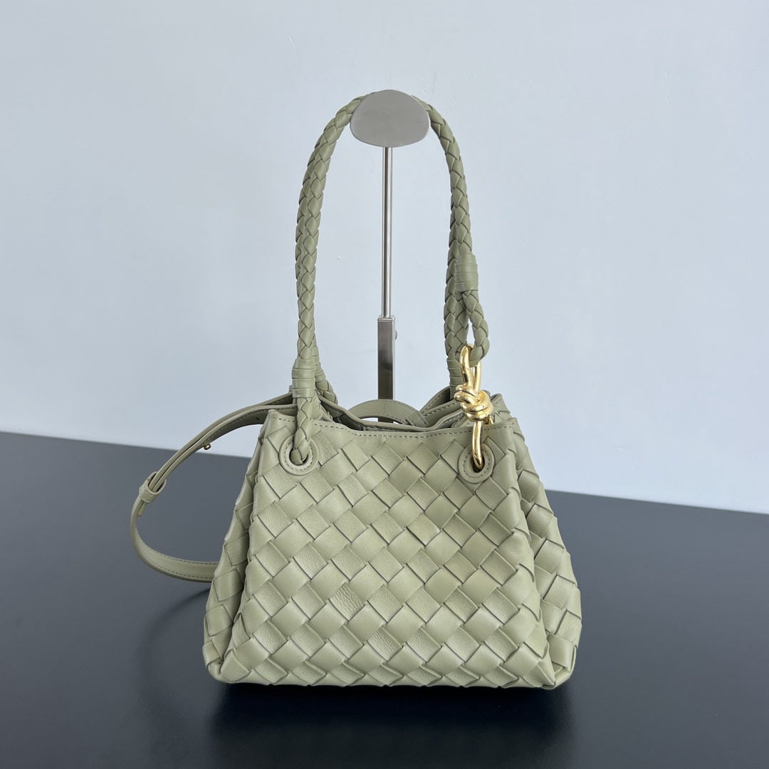 Bottega Veneta: We offer FREE SHIPPING for both domestic and international clients who bid over $500. The Bottega Veneta intrecciato woven leather shoulder bag features a detachable shoulder strap and a mini pouch in