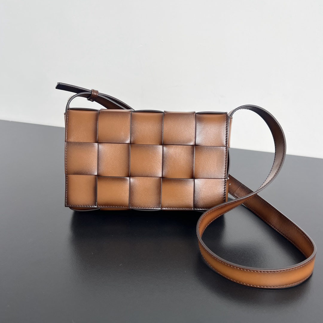 Bottega Veneta: We offer FREE SHIPPING for both domestic and international clients who bid over $500. The new Bottega Veneta Casasette features a stunning vintage gradient color scheme. Made of two-tone urban leather