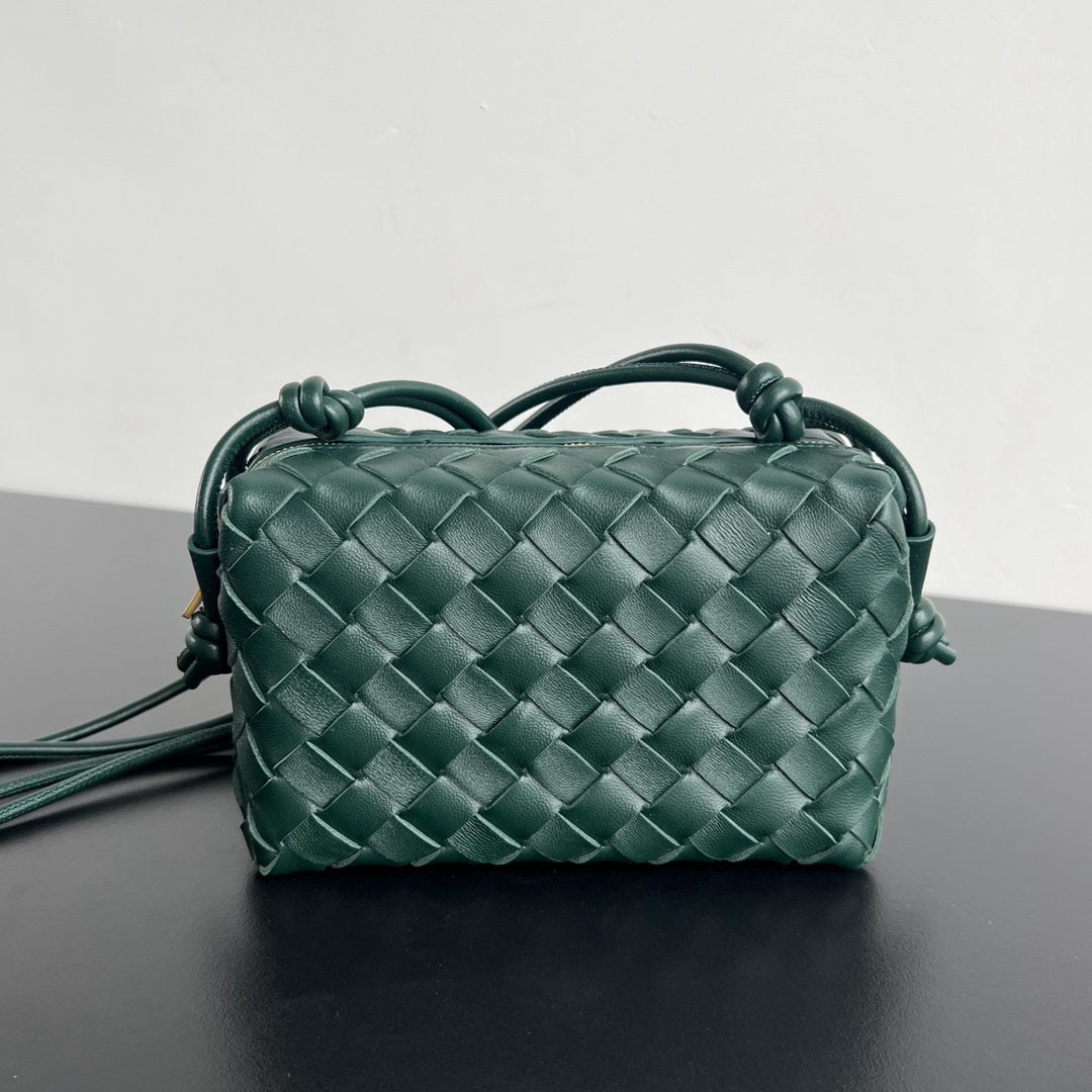 Bottega Veneta: We offer FREE SHIPPING for both domestic and international clients who bid over $500. Bottegx veneta's popular camera bag is back with a new upgrade. Featuring a single zipper closure and classic wove