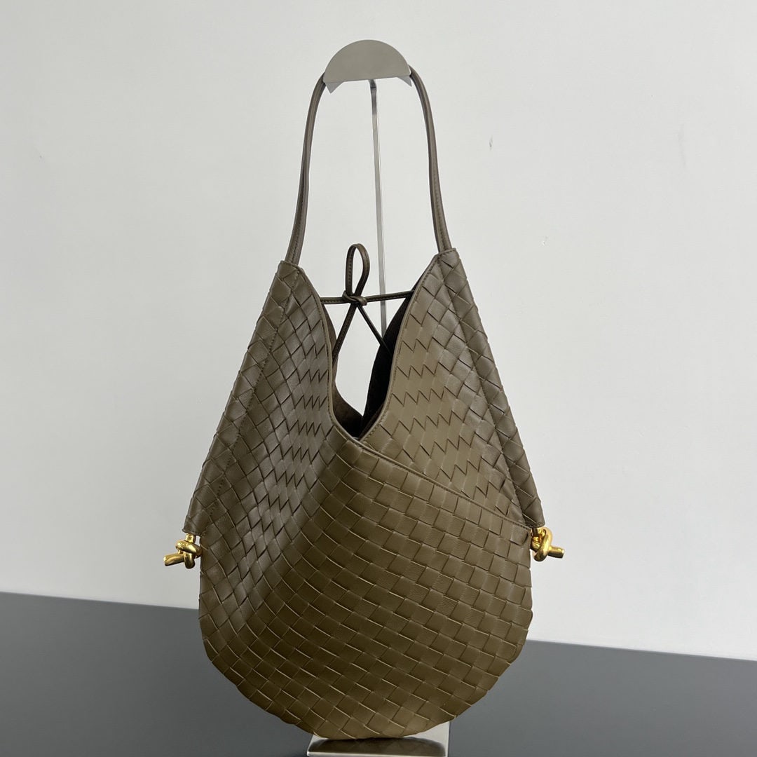 Bottega Veneta: We offer FREE SHIPPING for both domestic and international clients who bid over $500. The Bottega Veneta 2023 Pre-Fall collection features a very casual and relaxed style. The beauty of the woven craf