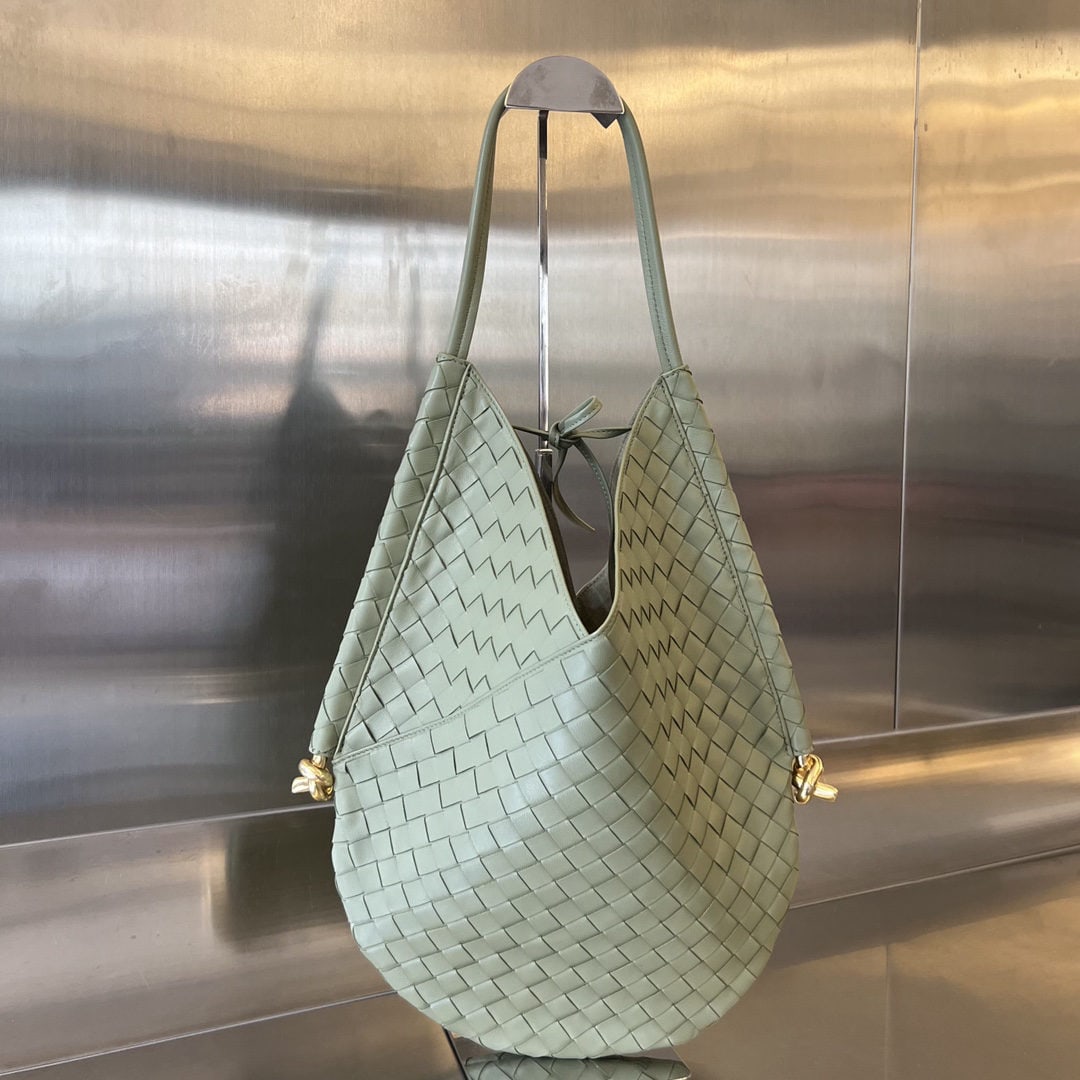 Bottega Veneta: We offer FREE SHIPPING for both domestic and international clients who bid over $500. The Bottega Veneta 2023 Pre-Fall collection features a very casual and relaxed style. The beauty of the woven craf