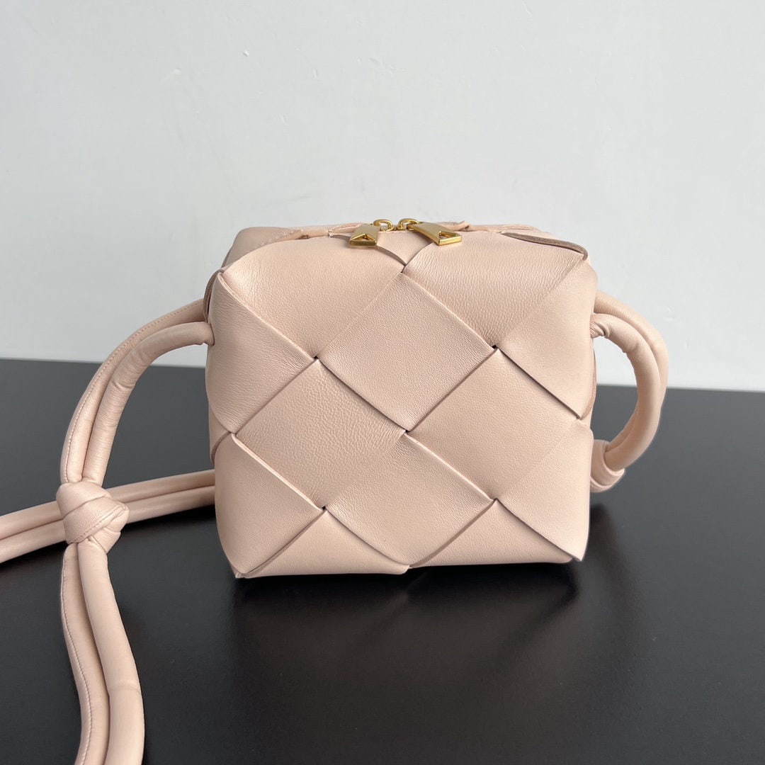 Bottega Veneta: We offer FREE SHIPPING for both domestic and international clients who bid over $500. The Bottega Veneta Cassette camera bag is made of classic lambskin woven leather with a soft and delicate matte fi