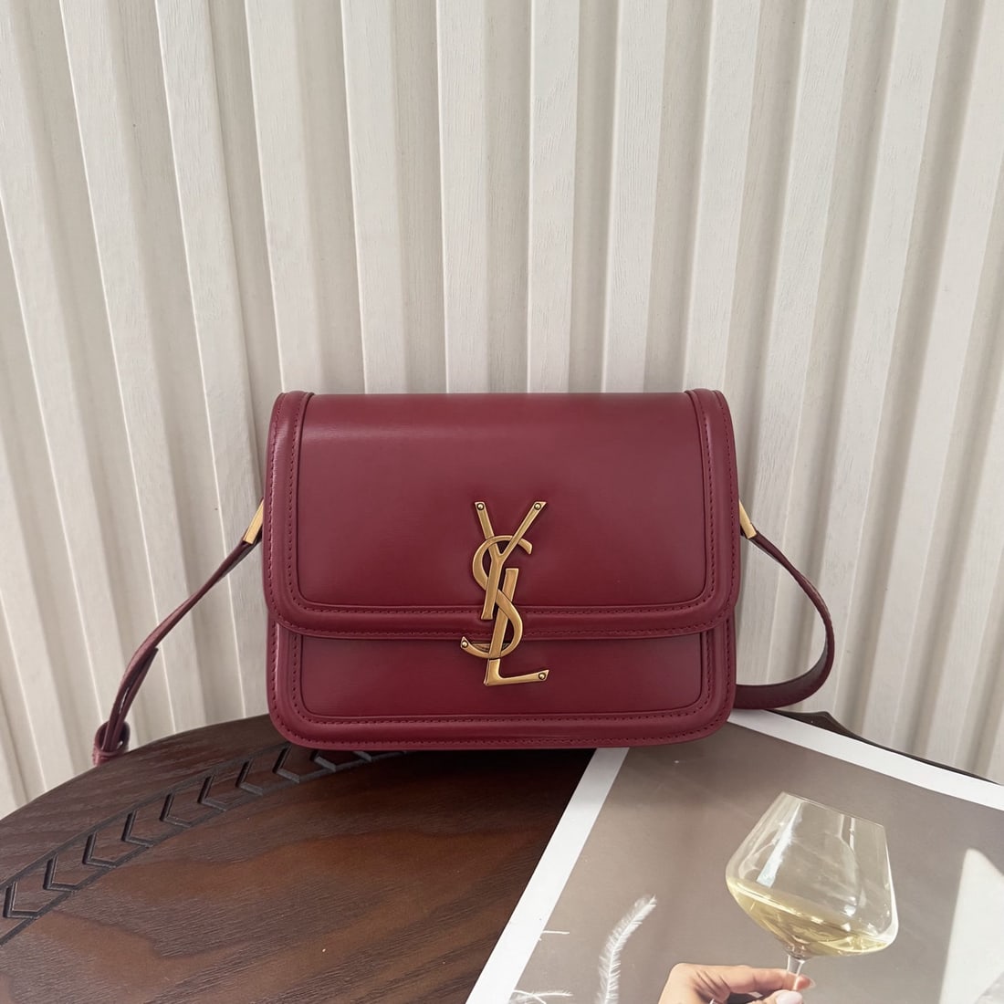 Yves Saint laurent Solferion Box: We offer FREE SHIPPING for both domestic and international clients who bid over $500. Solferion Box Small, Size: 19- 14.5cm! Crafted from premium Box leather with a beautiful, lustrous finish that imp