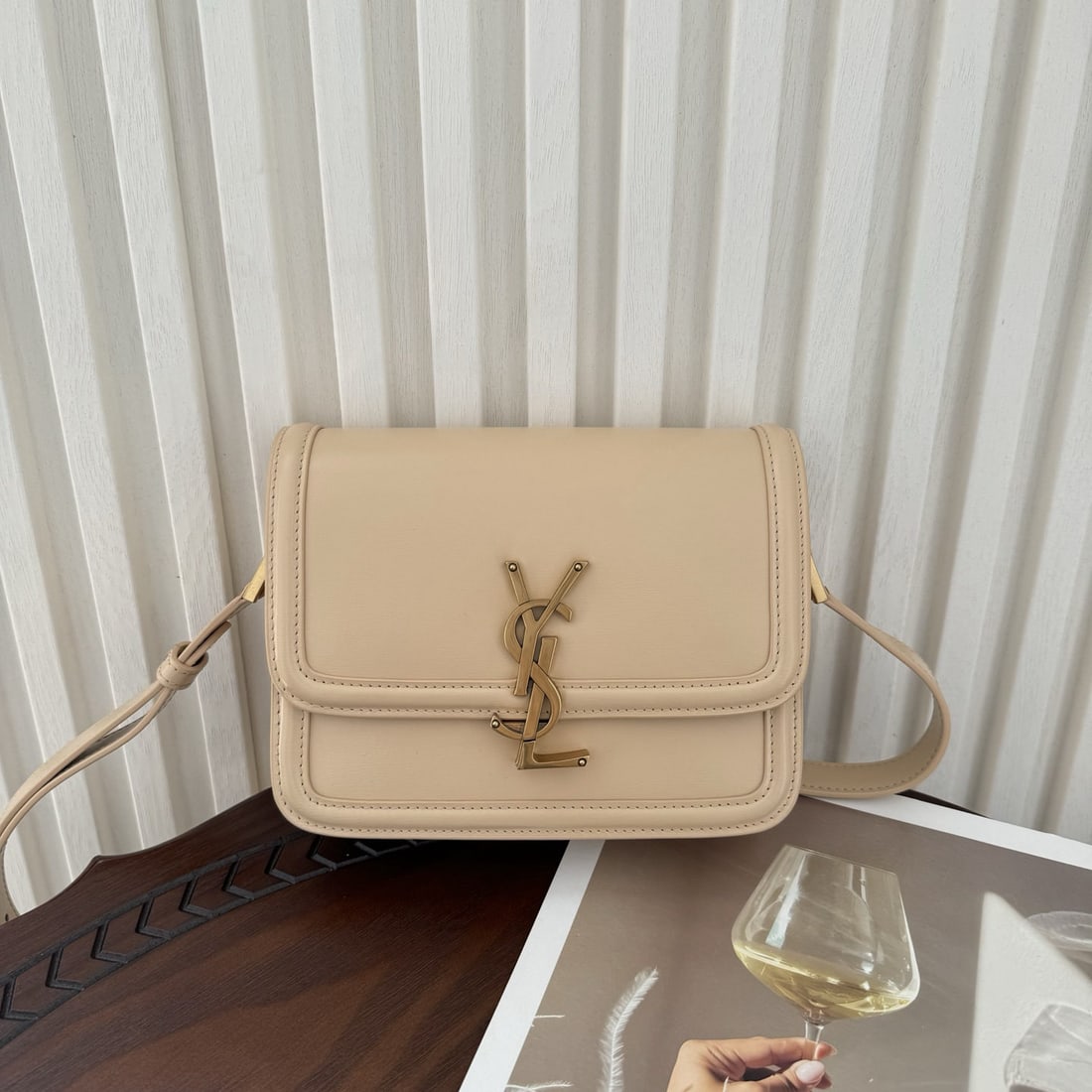 Yves Saint laurent Solferion Box: We offer FREE SHIPPING for both domestic and international clients who bid over $500. Solferion Box Small, Size: 19- 14.5cm! Crafted from premium Box leather with a beautiful, lustrous finish that imp