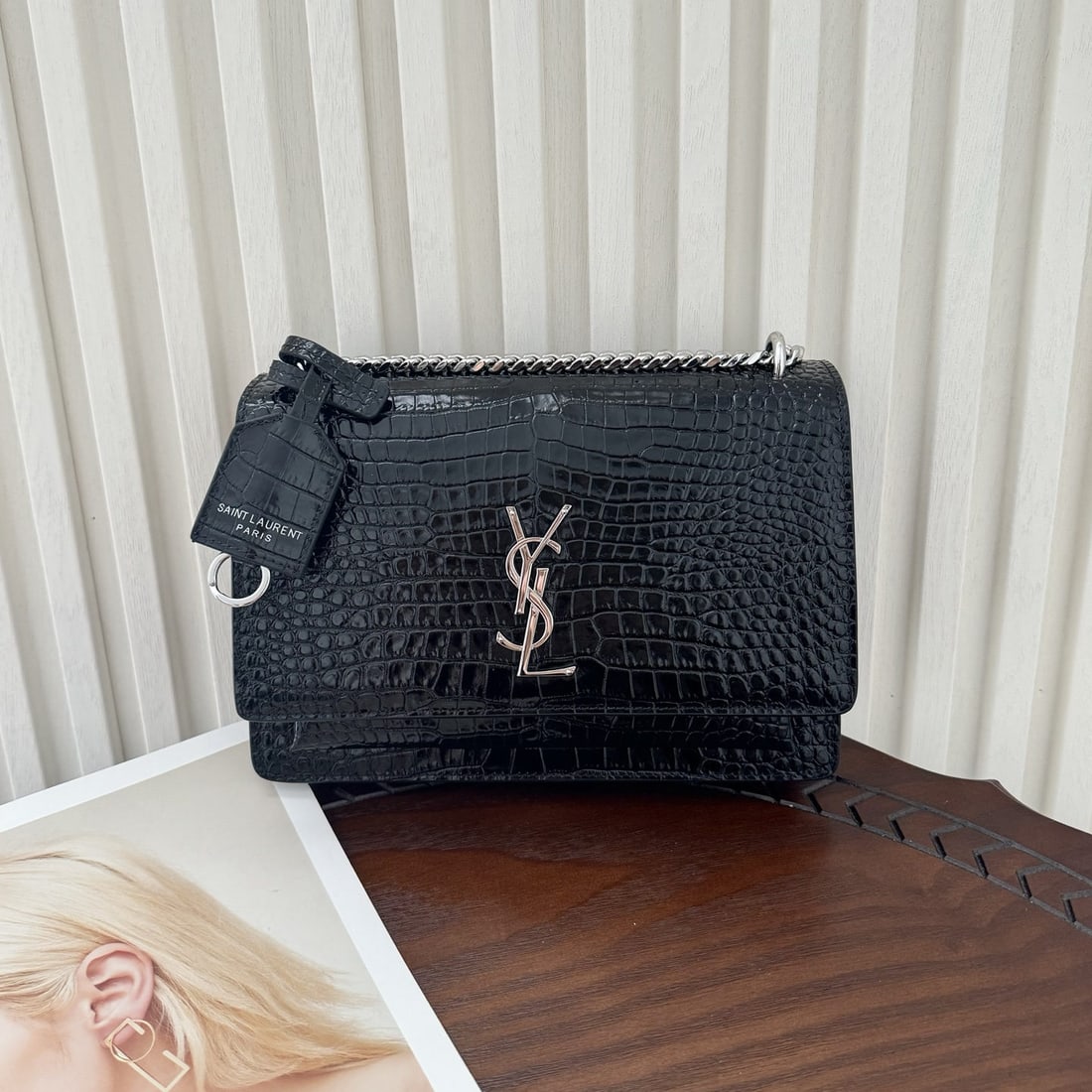 Yves Saint Laurent Sunset: We offer FREE SHIPPING for both domestic and international clients who bid over $500. The Sunset bag is a timeless style, made of special crocodile-patterned cowhide. The bag is exquisite and three-di
