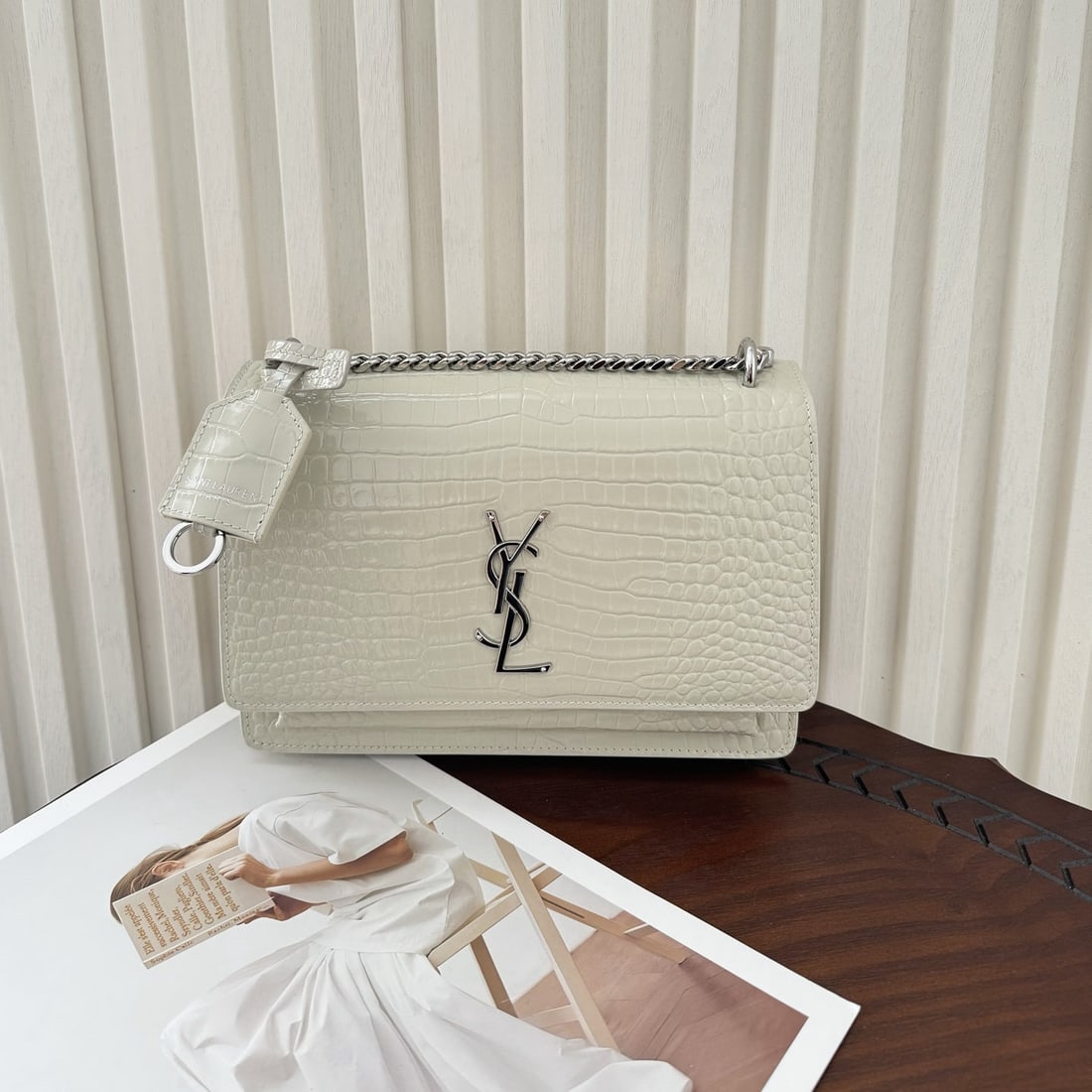 Yves Saint Laurent Sunset: We offer FREE SHIPPING for both domestic and international clients who bid over $500. The Sunset bag is a timeless style, made of special crocodile-patterned cowhide. The bag is exquisite and