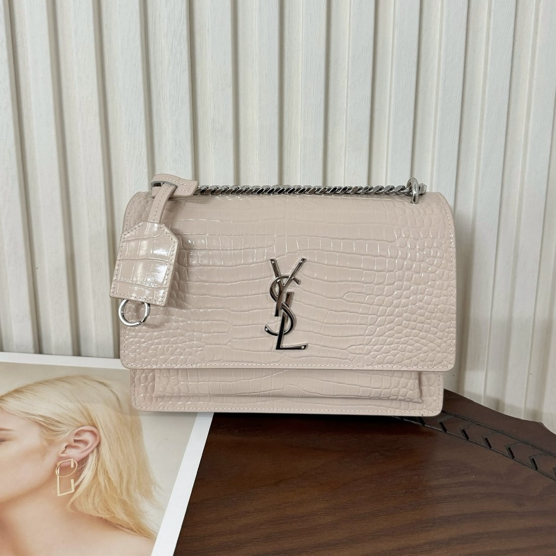 Yves Saint Laurent Sunset: We offer FREE SHIPPING for both domestic and international clients who bid over $500. The Sunset bag is a timeless style, made of special crocodile-patterned cowhide. The bag is exquisite and