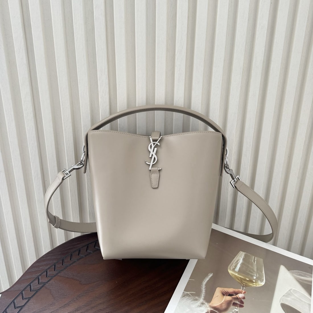 Yves Saint Laurent LE: We offer FREE SHIPPING for both domestic and international clients who bid over $500. The LE 37 small bucket bag is sturdy and stylish. The entire bag is made of high-quality calfskin, maintaining Yve
