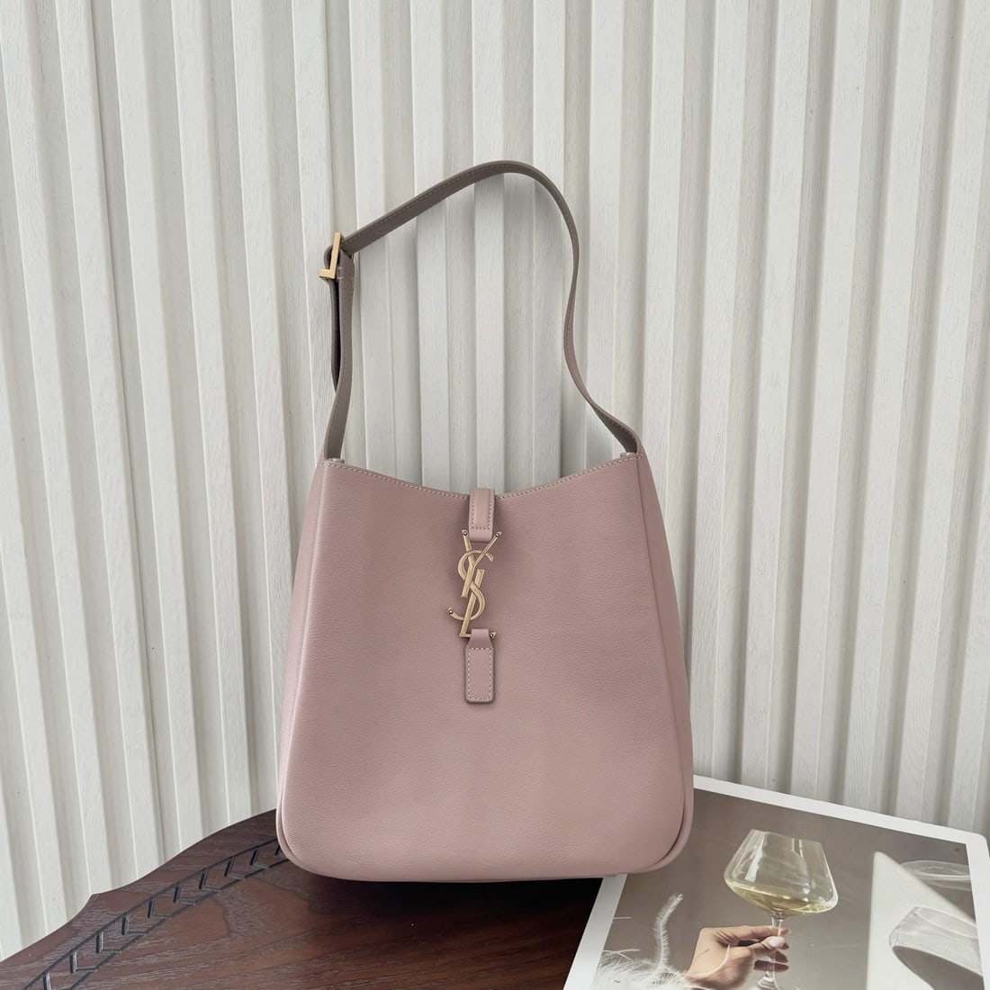 Yves Saint Laurent Le Hobo: We offer FREE SHIPPING for both domestic and international clients who bid over $500. LE HOBO underarm bag, minimalist design, made of cowhide, with a soft, relaxed feel. Large capacity, and most impo
