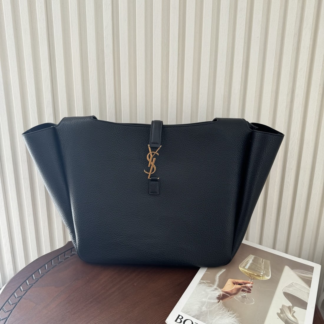 Yves Saint Laurent: We offer FREE SHIPPING for both domestic and international clients who bid over $500. The BEA tote bag is made of soft, relaxed leather. It features two drawstrings inside, and the sides can be folded
