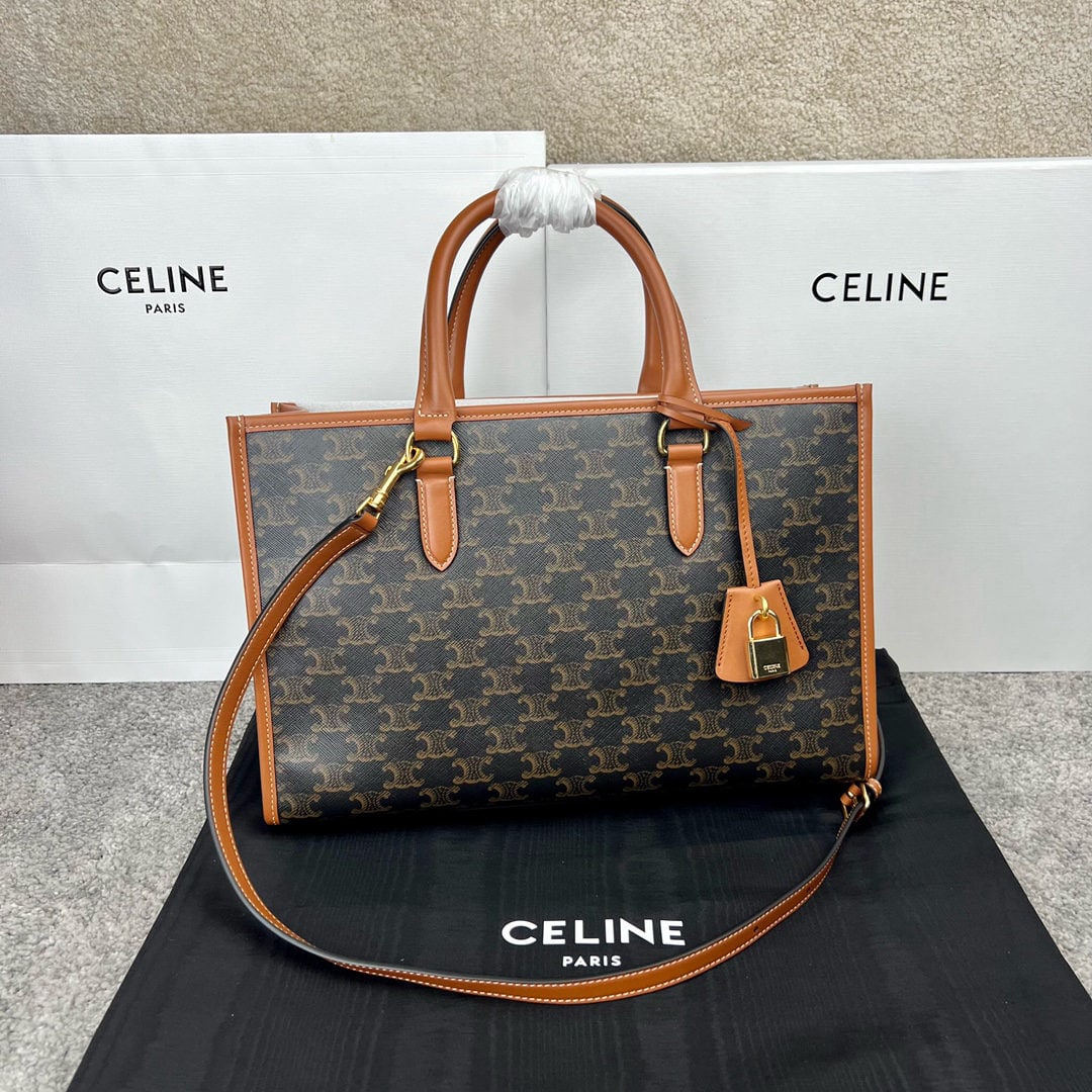Celine CABAS TRIOMPHE: We offer FREE SHIPPING for both domestic and international clients who bid over $500. CABAS TRIOMPHE logo-print Wagyu leather horizontal mini handbag, dimensions: 35x22x7 cm, Wagyu leather trim and