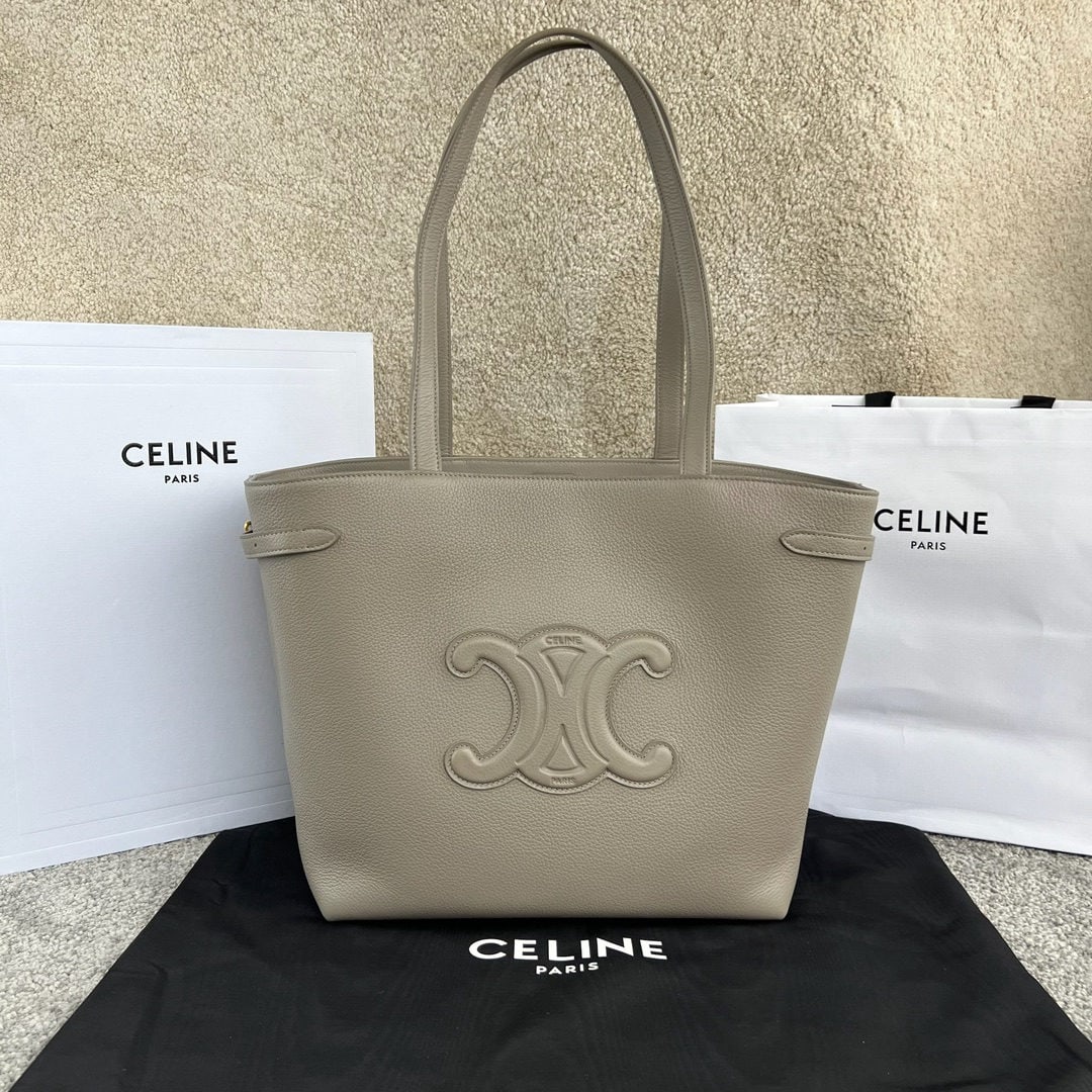 Celine: We offer FREE SHIPPING for both domestic and international clients who bid over $500. CABAS ANAIS grained cowhide leather handbag, 32 x 29.5 x 15 cm, gold-plated shoulder carry, 1 main compartment, 1