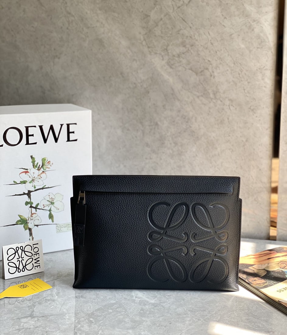 LOEWE: We offer FREE SHIPPING for both domestic and international clients who bid over $500. The LOEWE Grained T Pouch handbag is crafted from supple grained calfskin, offering a wonderfully luxurious feel.