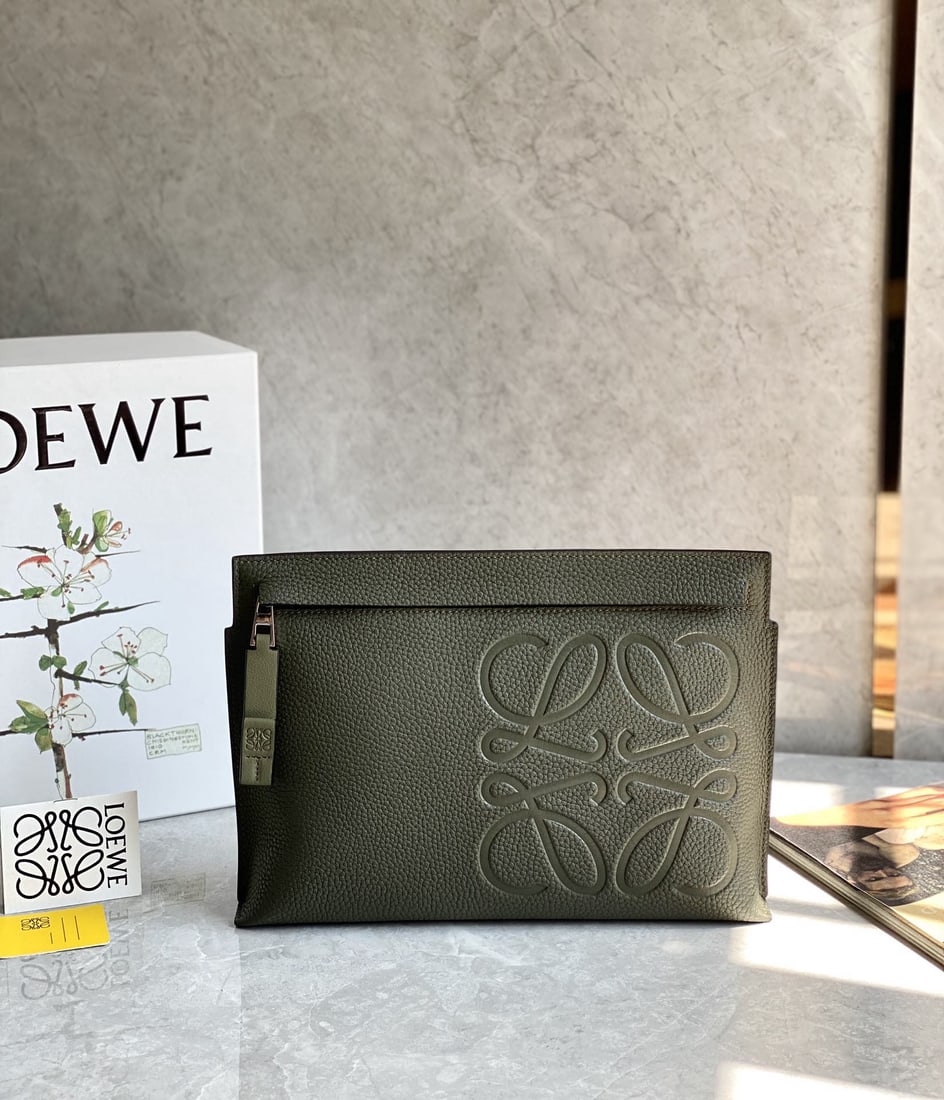 LOEWE: We offer FREE SHIPPING for both domestic and international clients who bid over $500. The LOEWE Grained T Pouch handbag is crafted from supple grained calfskin, offering a wonderfully luxurious feel.