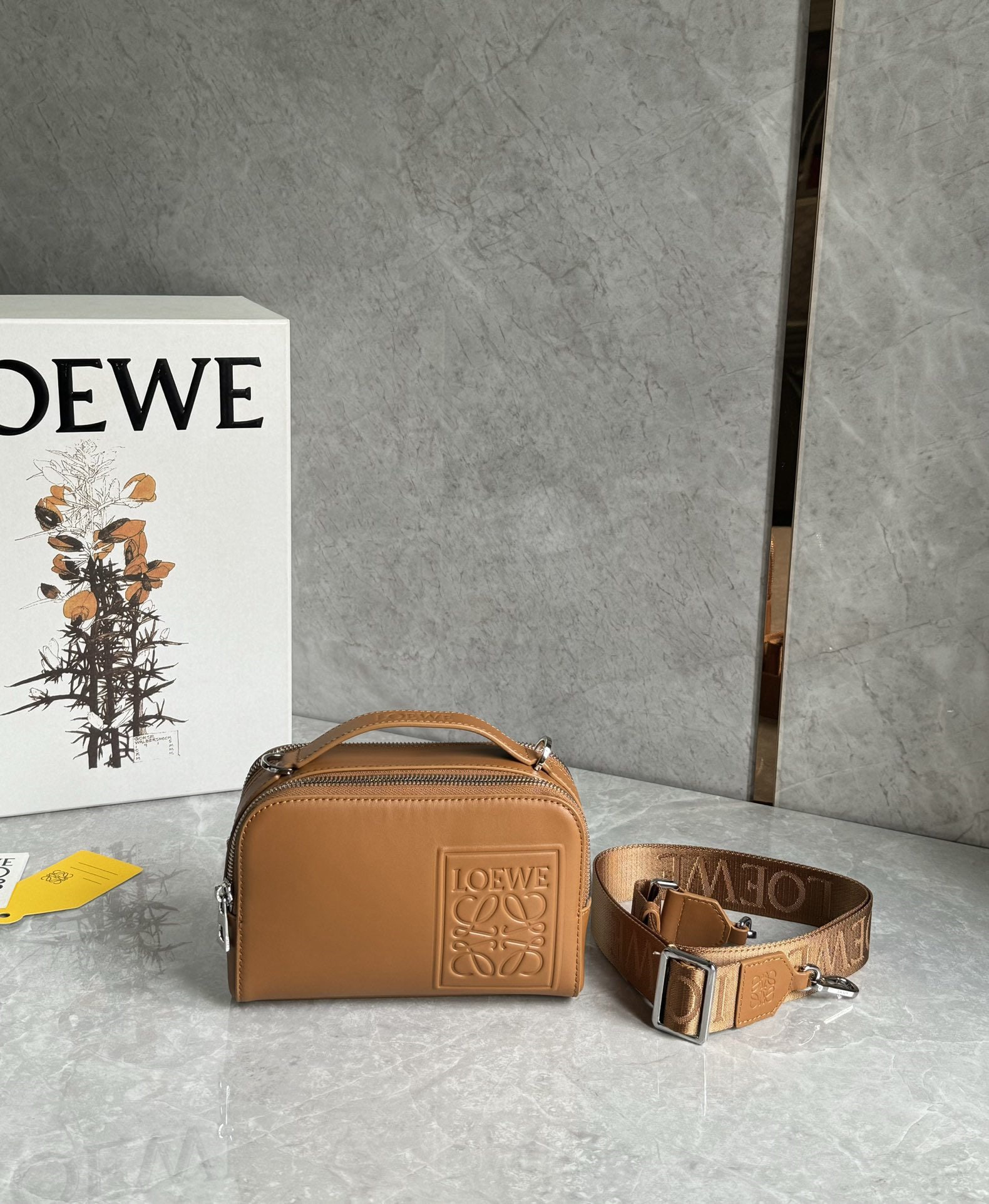 LOEWE: We offer FREE SHIPPING for both domestic and international clients who bid over $500. LOEWE camera bag, a popular horizontal design, perfect for couples, made of high-quality satin cowhide leather