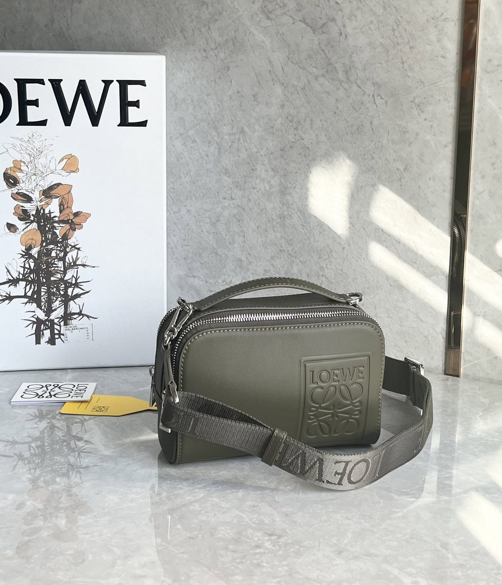 LOEWE: We offer FREE SHIPPING for both domestic and international clients who bid over $500. LOEWE camera bag, a popular horizontal design, perfect for couples, made of high-quality satin cowhide leather