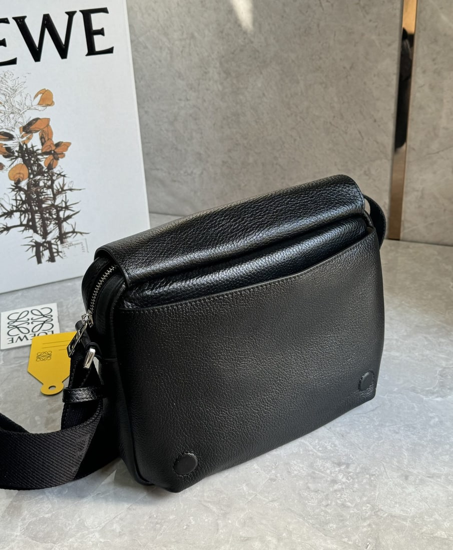 LOEWE: We offer FREE SHIPPING for both domestic and international clients who bid over $500. The LOEWE Pebble messenger bag is crafted from supple grained cowhide leather and features an adjustable LOEWE