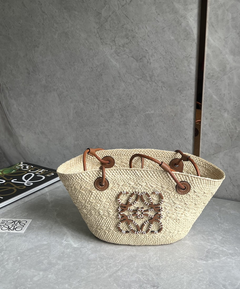 LOEWE: We offer FREE SHIPPING for both domestic and international clients who bid over $500. LOEWE Anagram Basket is a handmade raffia bag crafted from pure raffia material, featuring a highly recognizable
