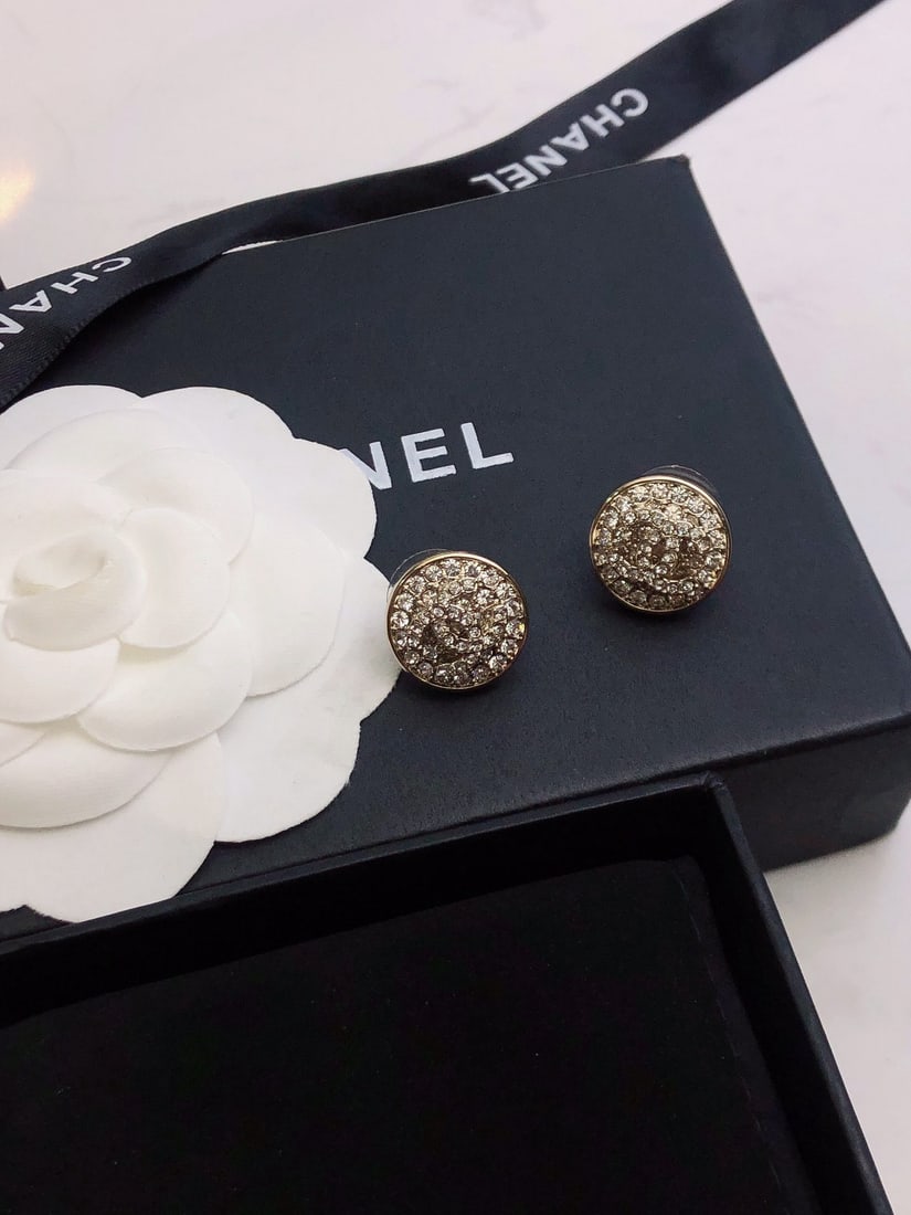 Chanel earrings: We offer FREE SHIPPING for both domestic and international clients who bid over $500. Chanel stud earrings are very slimming for the face. A wonderful gift for you or your loved one. Currencies