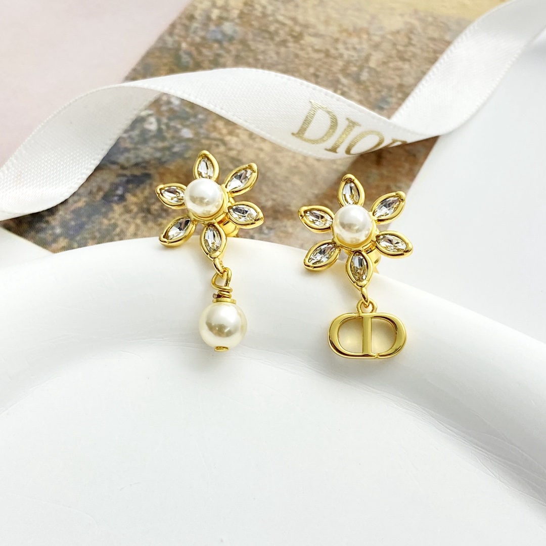 Dior earrings: We offer FREE SHIPPING for both domestic and international clients who bid over $500. Dior earrings, Dior gold rhinestone sunflower, Dior is the center of attention for dates and evening parties. A wo