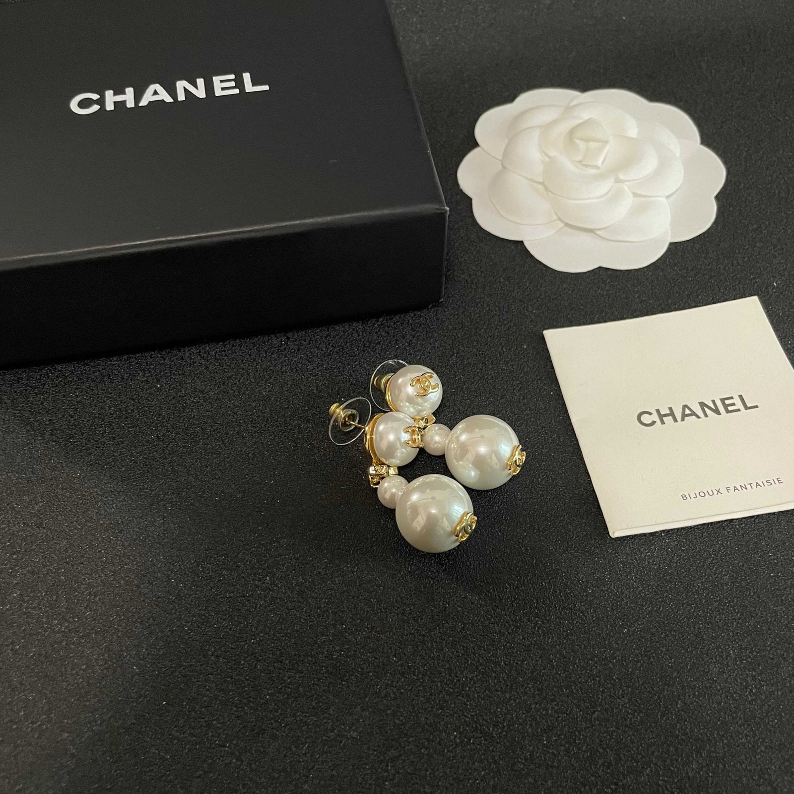 Chanel vintage earrings: We offer FREE SHIPPING for both domestic and international clients who bid over $500. Chanel vintage earrings are very beautiful, exquisite, and elegant, exuding a sophisticated charm. A wonderful gif
