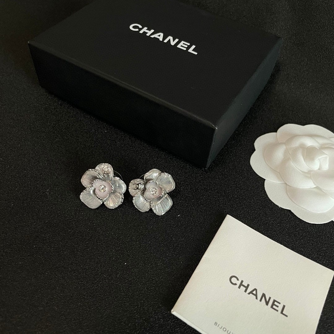 Chanel vintage earrings: We offer FREE SHIPPING for both domestic and international clients who bid over $500. Chanel vintage earrings are very beautiful, exquisite, and elegant, exuding a sophisticated charm. A wonderful gif
