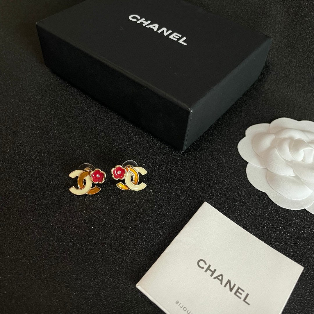 Chanel vintage earrings: We offer FREE SHIPPING for both domestic and international clients who bid over $500. Chanel vintage earrings are very beautiful, exquisite, and elegant, exuding a sophisticated charm. A wonderful gif