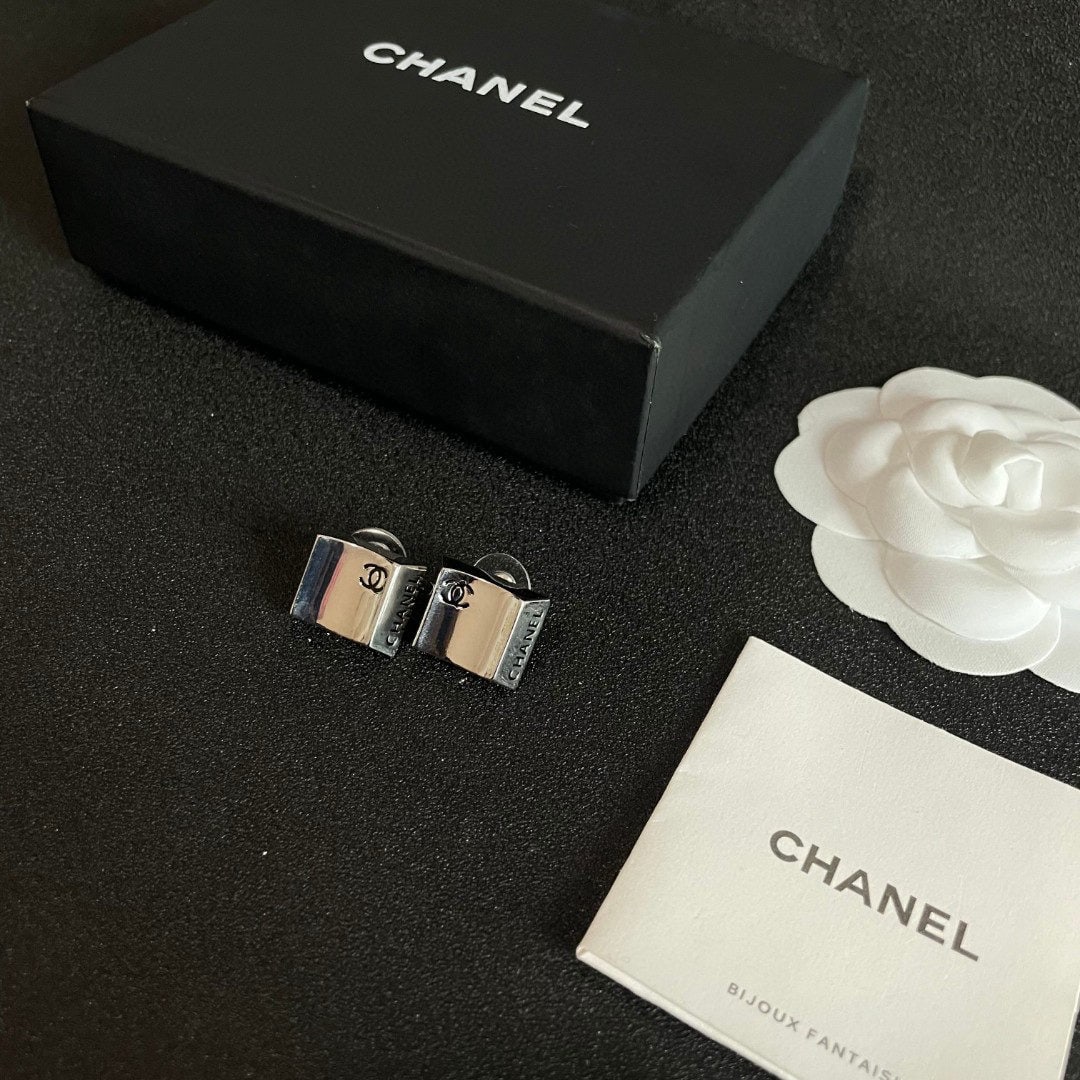 Chanel vintage earrings: We offer FREE SHIPPING for both domestic and international clients who bid over $500. Chanel vintage earrings are very beautiful, exquisite, and elegant, exuding a sophisticated charm. A wonderful gif