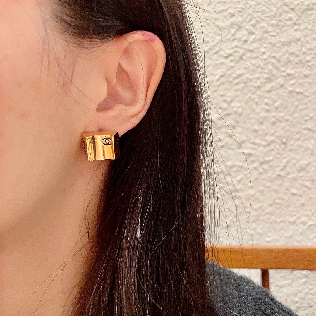 Chanel vintage earrings: We offer FREE SHIPPING for both domestic and international clients who bid over $500. Chanel vintage earrings are very beautiful, exquisite, and elegant, exuding a sophisticated charm. A wonderful gif