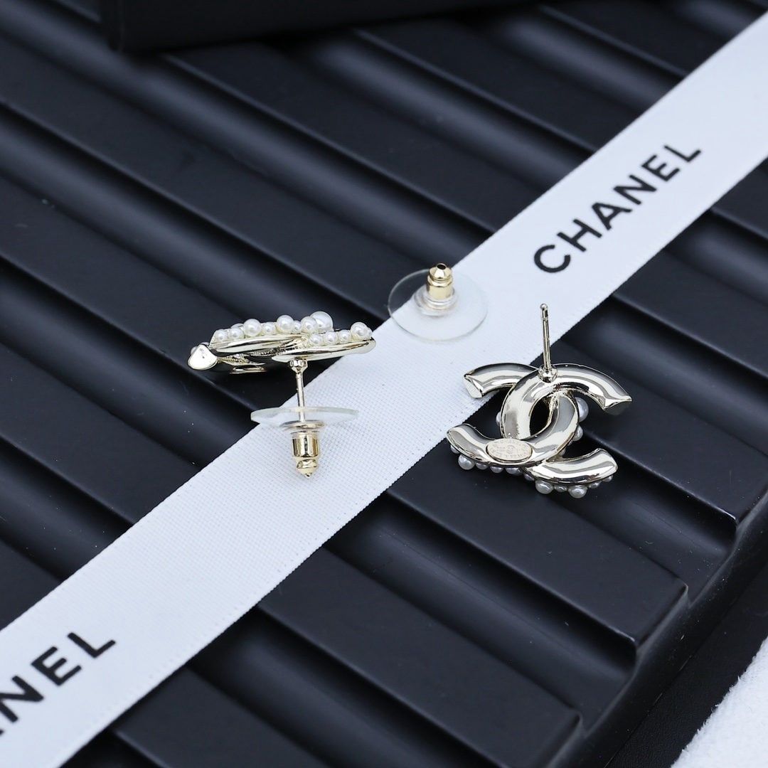 Chanel bubble pearl earrings: We offer FREE SHIPPING for both domestic and international clients who bid over $500. Chanel bubble pearl earrings - a classic and popular style. A wonderful gift for you or your loved one. Currencies