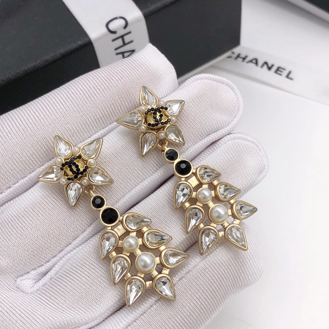 Chanel fishtail earrings: We offer FREE SHIPPING for both domestic and international clients who bid over $500. 2021 Chanel fishtail stud earrings, classic, elegant, and sophisticated, with sterling silver needles. Simple yet
