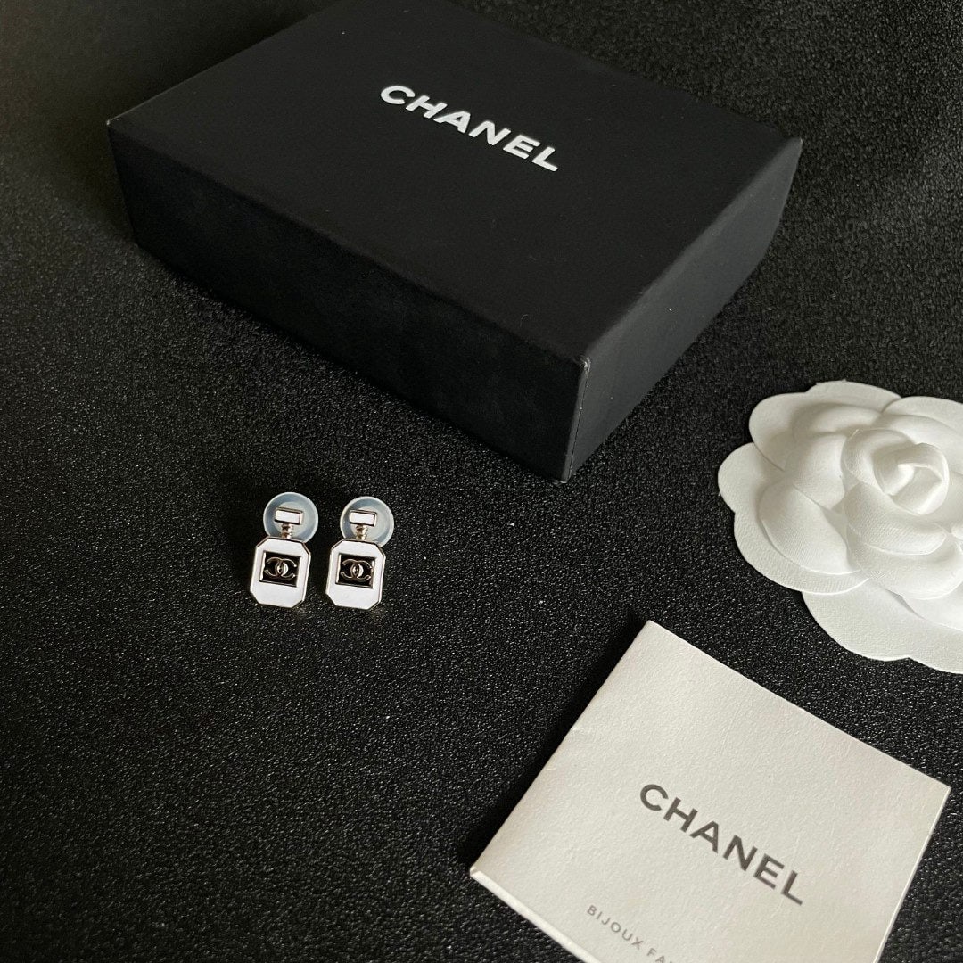 Chanel vintage earrings: We offer FREE SHIPPING for both domestic and international clients who bid over $500. Chanel vintage earrings are very beautiful, exquisite, and elegant, exuding a sophisticated charm. A wonderful gif