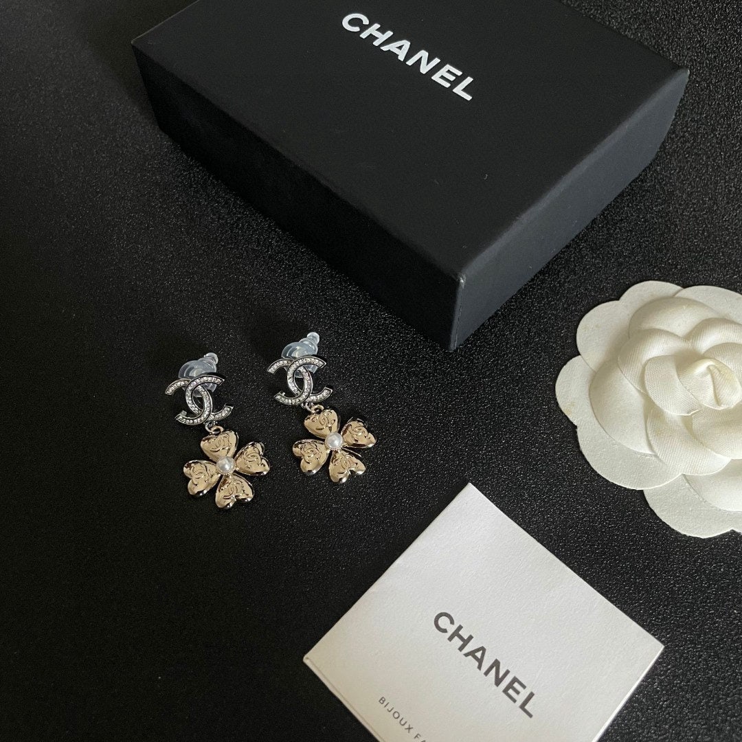 Chanel vintage earrings: We offer FREE SHIPPING for both domestic and international clients who bid over $500. Chanel vintage earrings are very beautiful, exquisite, and elegant, exuding a sophisticated charm. A wonderful gif