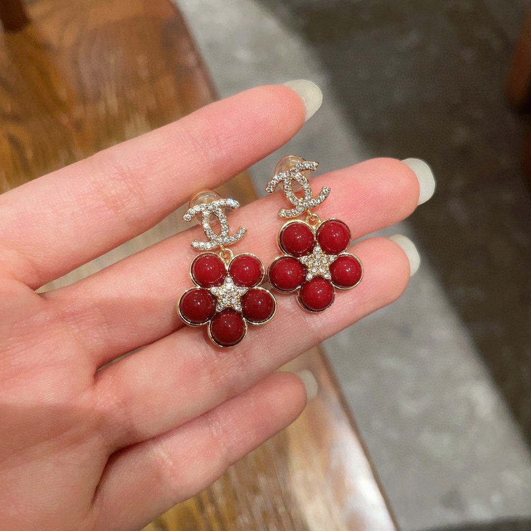 Chanel vintage earrings: We offer FREE SHIPPING for both domestic and international clients who bid over $500. Chanel vintage earrings are very beautiful, exquisite, and elegant, exuding a sophisticated charm. A wonderful gif