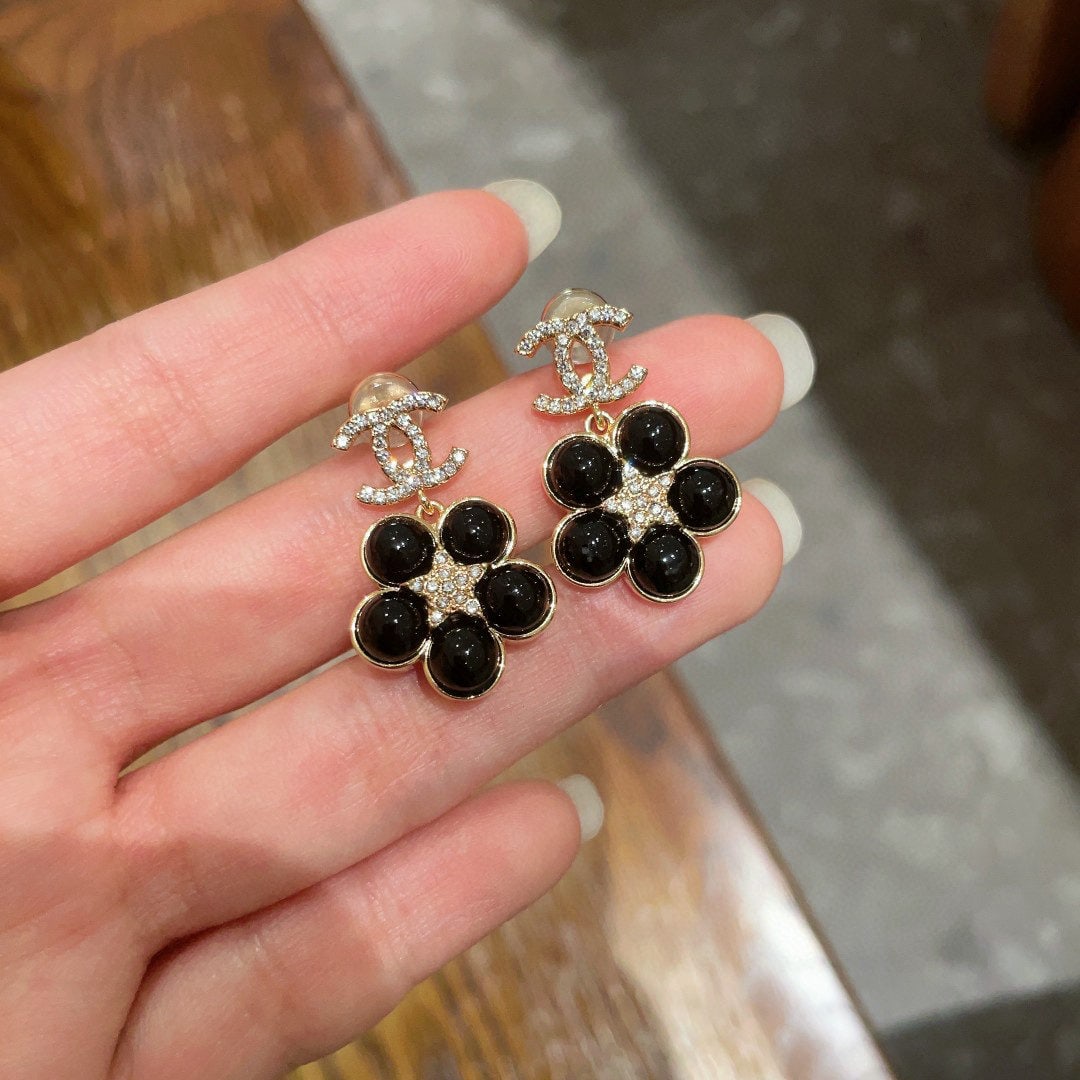 Chanel vintage earrings: We offer FREE SHIPPING for both domestic and international clients who bid over $500. Chanel vintage earrings are very beautiful, exquisite, and elegant, exuding a sophisticated charm. A wonderful gif
