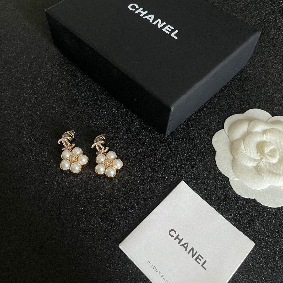 Chanel vintage earrings: We offer FREE SHIPPING for both domestic and international clients who bid over $500. Chanel vintage earrings are very beautiful, exquisite, and elegant, exuding a sophisticated charm. A wonderful gif