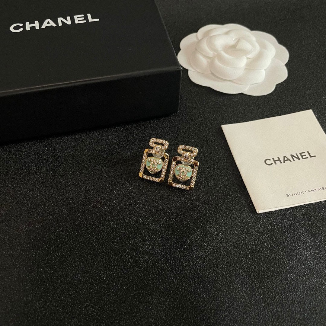Chanel vintage earrings: We offer FREE SHIPPING for both domestic and international clients who bid over $500. Chanel vintage earrings are very beautiful, exquisite, and elegant, exuding a sophisticated charm. A wonderful gif