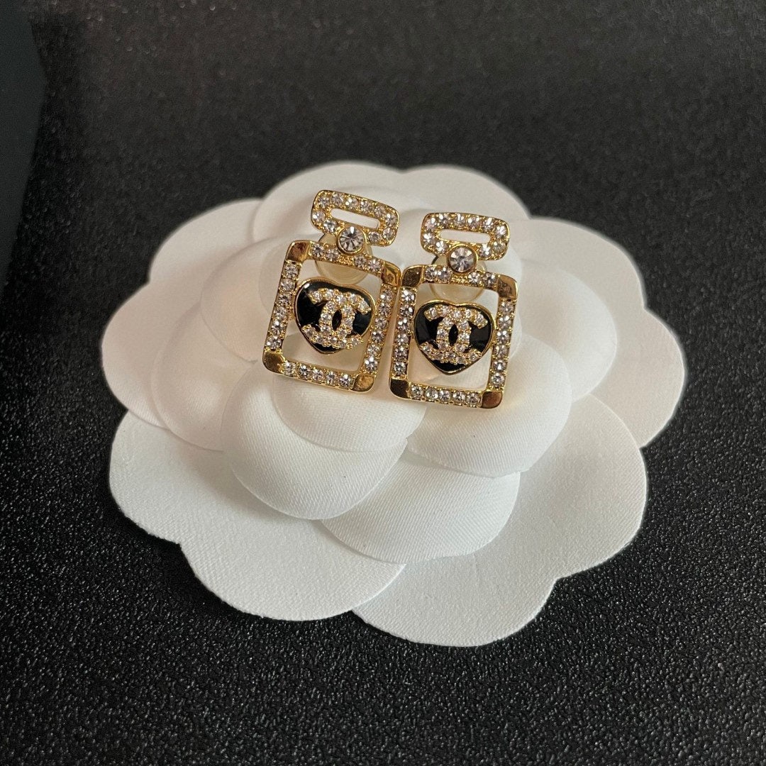 Chanel vintage earrings: We offer FREE SHIPPING for both domestic and international clients who bid over $500. Chanel vintage earrings are very beautiful, exquisite, and elegant, exuding a sophisticated charm. A wonderful gif