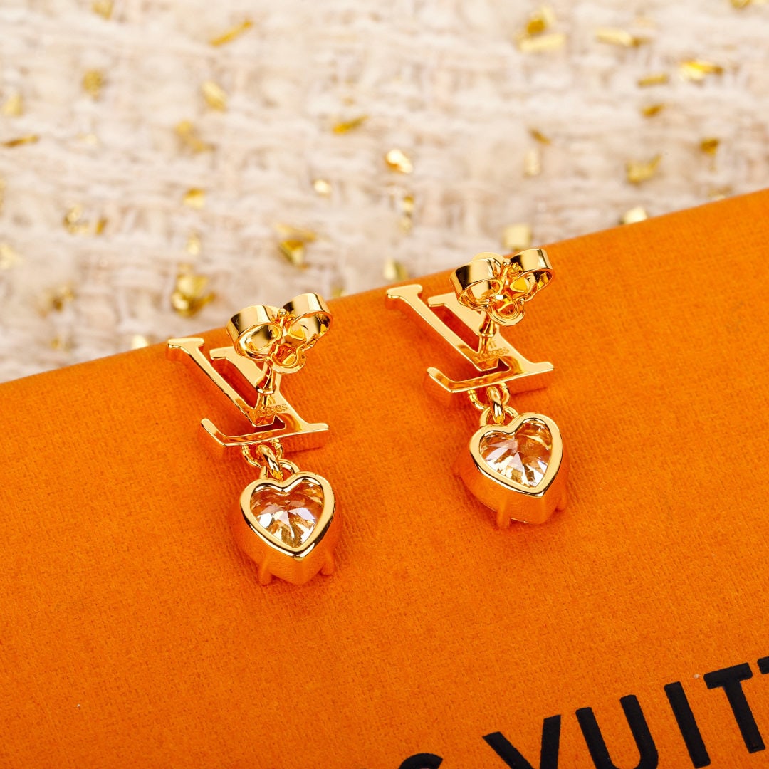 Heart-shaped earrings: We offer FREE SHIPPING for both domestic and international clients who bid over $500. These heart-shaped earrings from the Flowergram series feature 5A-grade heart-shaped diamonds and a unique design