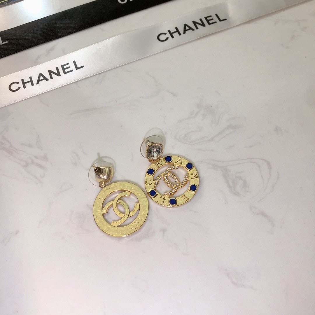 Chanel earrings: We offer FREE SHIPPING for both domestic and international clients who bid over $500. Chanel stud earrings, Chanel letter earrings, Chanel stud earrings are very slimming for the face. A wonderful gif