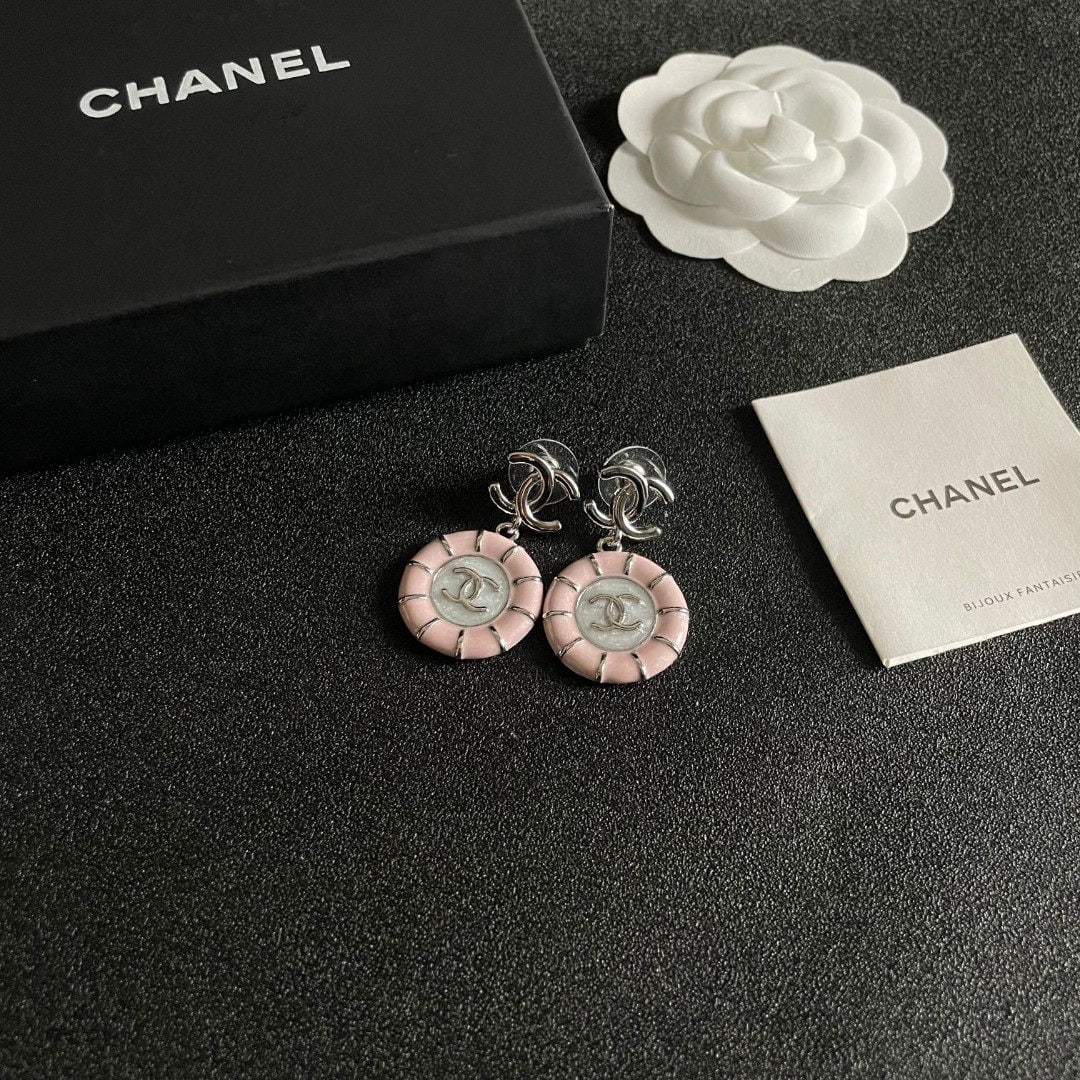 Chanel vintage earrings: We offer FREE SHIPPING for both domestic and international clients who bid over $500. Chanel vintage earrings are very beautiful, exquisite, and elegant, exuding a sophisticated charm. A wonderful gif