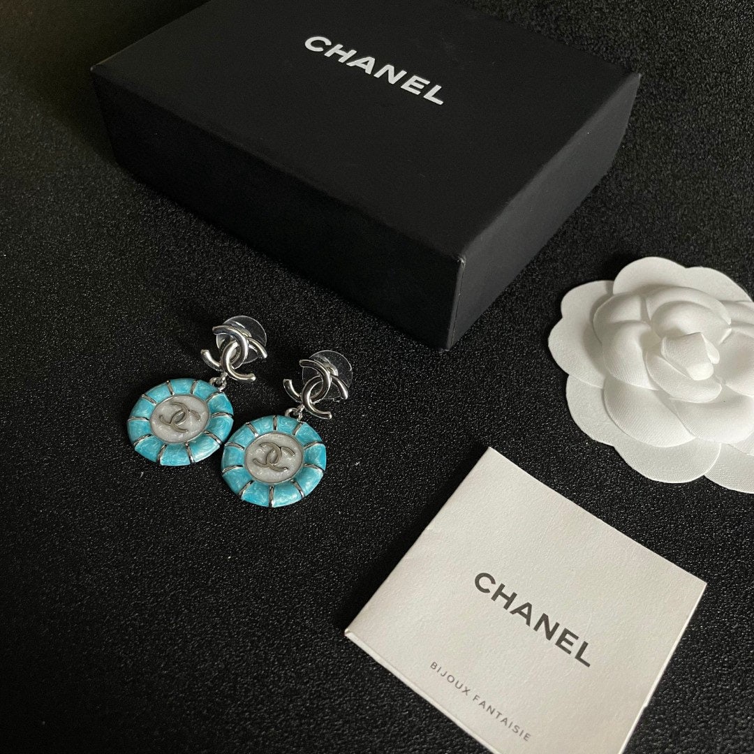 Chanel vintage earrings: We offer FREE SHIPPING for both domestic and international clients who bid over $500. Chanel vintage earrings are very beautiful, exquisite, and elegant, exuding a sophisticated charm. A wonderful gif