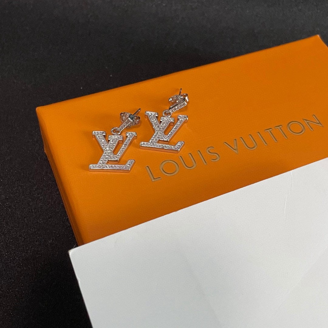 LV earrings: We offer FREE SHIPPING for both domestic and international clients who bid over $500. Louis Vuitton LV earrings: trendy materials, unique design, retro style, and avant-garde look perfect for the mode