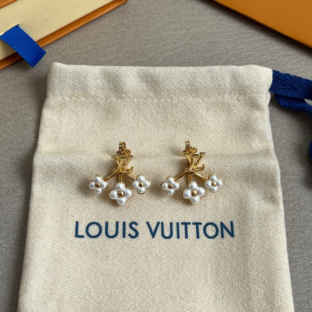 LV earrings: We offer FREE SHIPPING for both domestic and international clients who bid over $500. Louis Vuitton LV earrings: trendy materials, unique design, retro style, and avant-garde look perfect for the mode