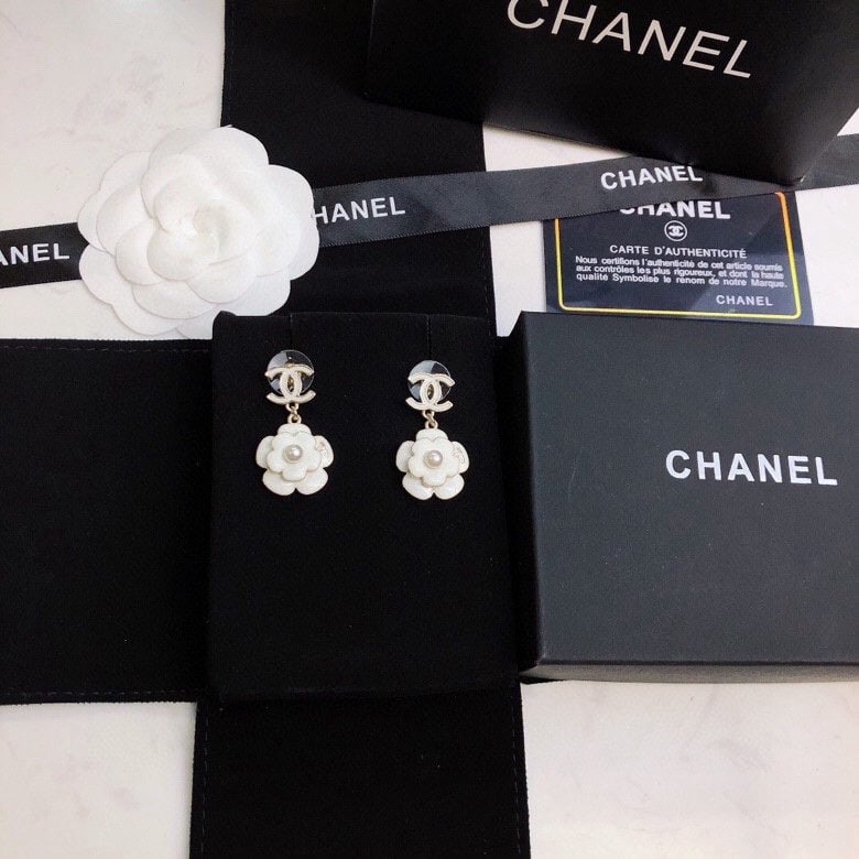 Chanel White Camellia Earrings: We offer FREE SHIPPING for both domestic and international clients who bid over $500. Chanel White Camellia Stud Earrings: A classic Chanel stud earring collection, perfect for summer wear. Small, chi