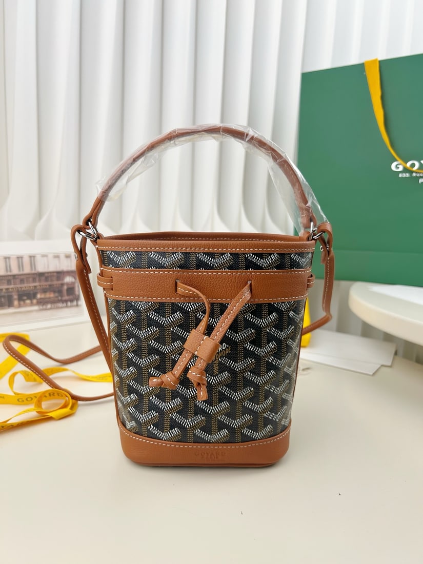 Goyard Petit Flot: We offer FREE SHIPPING for both domestic and international clients who bid over $500. The Goyard Petit Flot mini bucket bag is incredibly tiny and adorable. It's stylish and sophisticated for a day ou