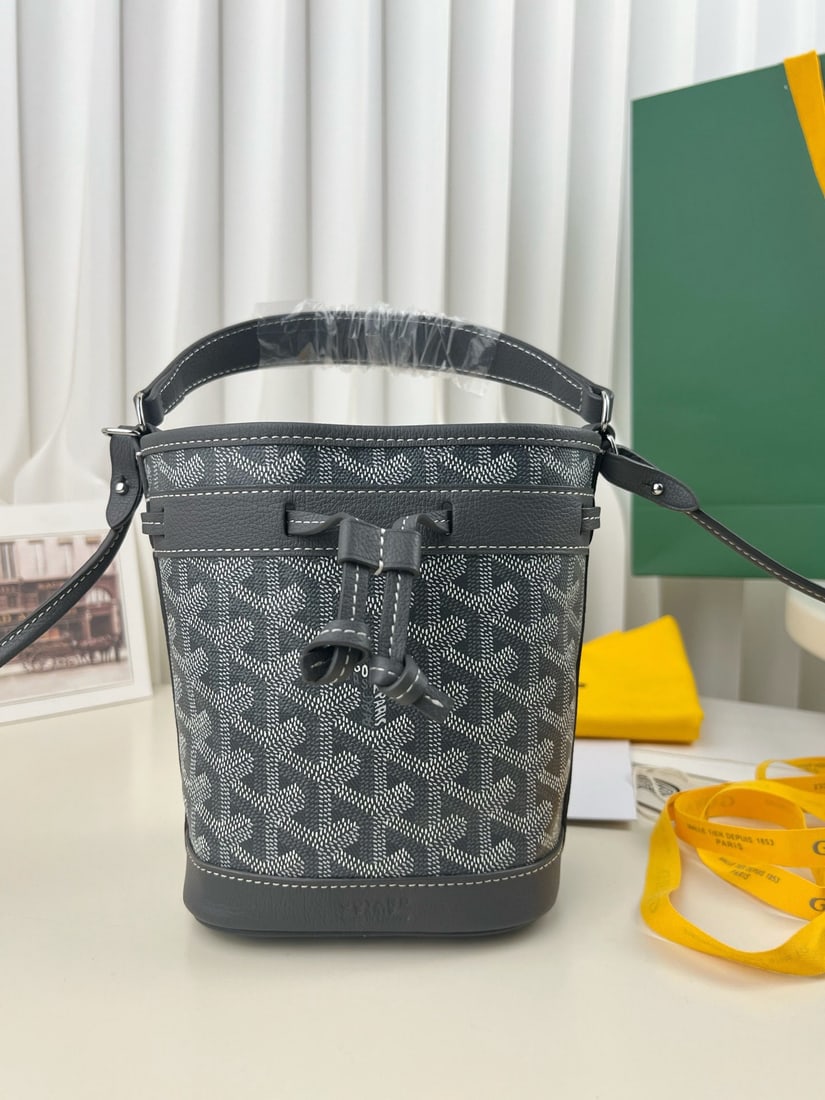 Goyard Petit Flot: We offer FREE SHIPPING for both domestic and international clients who bid over $500. The Goyard Petit Flot mini bucket bag is incredibly tiny and adorable. It's stylish and sophisticated for a day ou